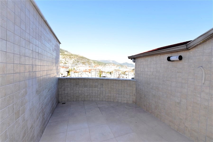 دوبلكس 4 غرف وصالة - محدثة - في مركز الانيا 