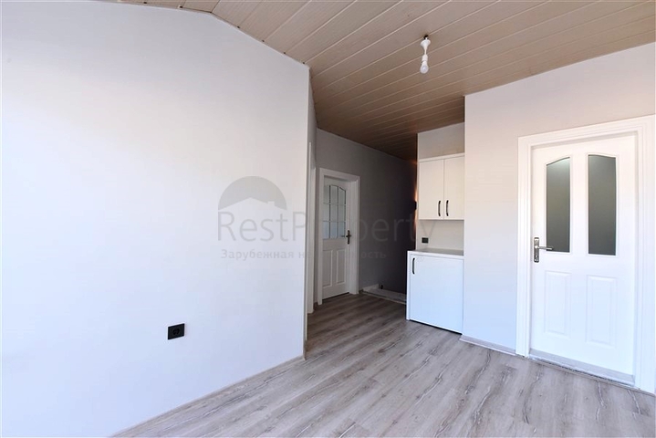 دوبلكس 4 غرف وصالة - محدثة - في مركز الانيا 