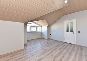 دوبلكس 4 غرف وصالة - محدثة - في مركز الانيا 