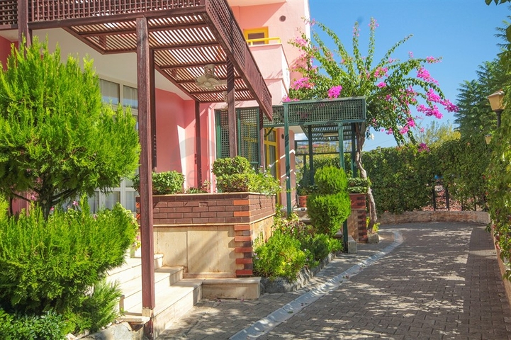 مناسبة للحصول على الجنسية التركية - فيلا واسعة - باطلالة بحر وموقع قريب من المركز -كاستل / الانيا 