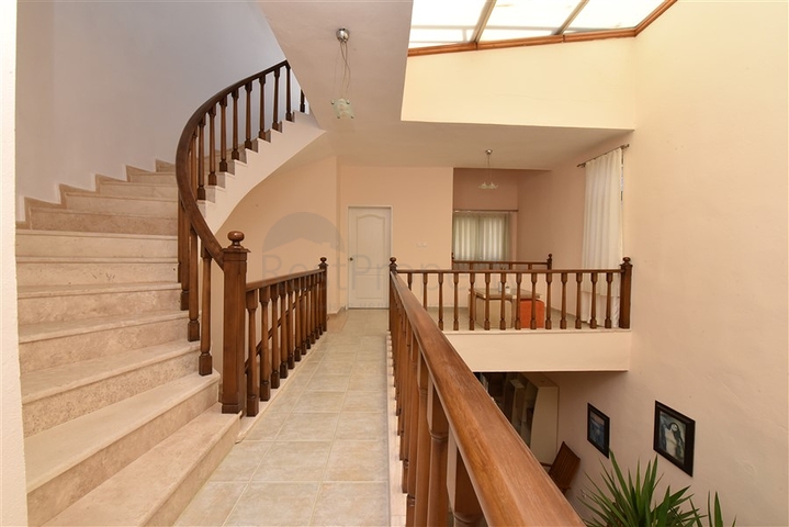 مناسبة للحصول على الجنسية التركية - فيلا واسعة - باطلالة بحر وموقع قريب من المركز -كاستل / الانيا 