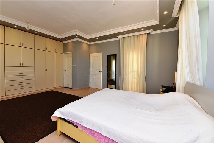 مناسبة للحصول على الجنسية التركية - فيلا واسعة - باطلالة بحر وموقع قريب من المركز -كاستل / الانيا 