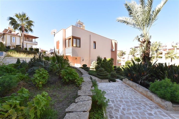 مناسبة للحصول على الجنسية التركية - فيلا واسعة - باطلالة بحر وموقع قريب من المركز -كاستل / الانيا 