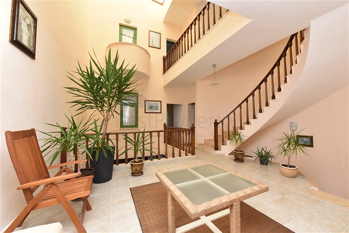 مناسبة للحصول على الجنسية التركية - فيلا واسعة - باطلالة بحر وموقع قريب من المركز -كاستل / الانيا 