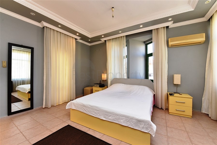 مناسبة للحصول على الجنسية التركية - فيلا واسعة - باطلالة بحر وموقع قريب من المركز -كاستل / الانيا 