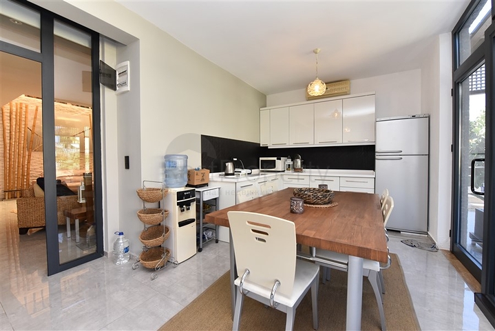 مناسبة للحصول على الجنسية التركية - فيلا واسعة - باطلالة بحر وموقع قريب من المركز -كاستل / الانيا 