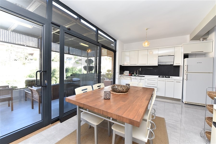 مناسبة للحصول على الجنسية التركية - فيلا واسعة - باطلالة بحر وموقع قريب من المركز -كاستل / الانيا 