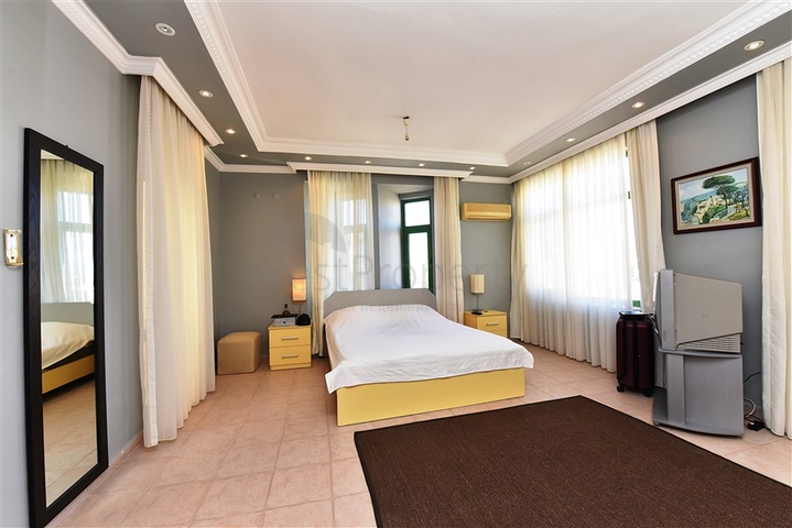 مناسبة للحصول على الجنسية التركية - فيلا واسعة - باطلالة بحر وموقع قريب من المركز -كاستل / الانيا 