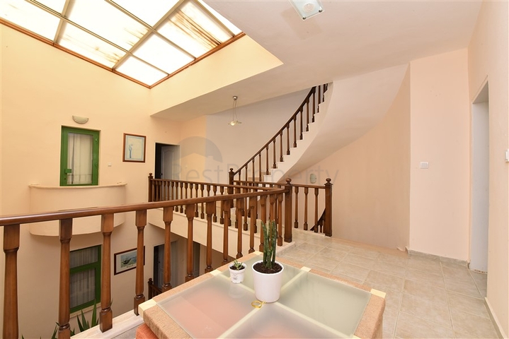 مناسبة للحصول على الجنسية التركية - فيلا واسعة - باطلالة بحر وموقع قريب من المركز -كاستل / الانيا 