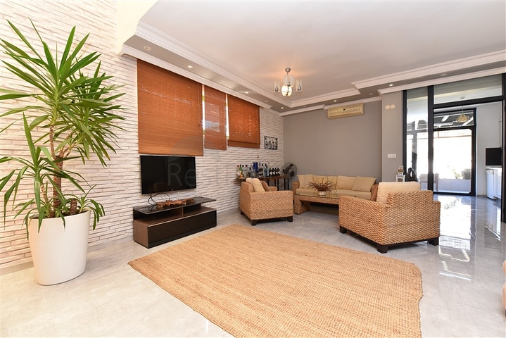 مناسبة للحصول على الجنسية التركية - فيلا واسعة - باطلالة بحر وموقع قريب من المركز -كاستل / الانيا 