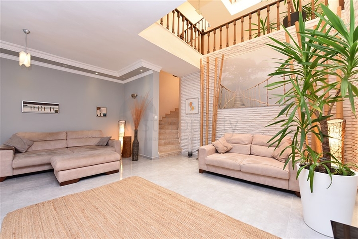 مناسبة للحصول على الجنسية التركية - فيلا واسعة - باطلالة بحر وموقع قريب من المركز -كاستل / الانيا 