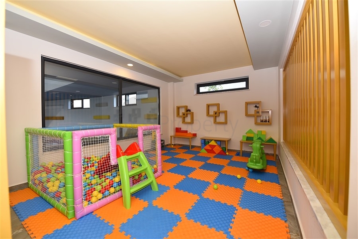 شقة عائلية واسعة - دوبلكس ارضية - 3 غرف وصالة -ضمن مجمع فاخر - في اوبا /الانيا 