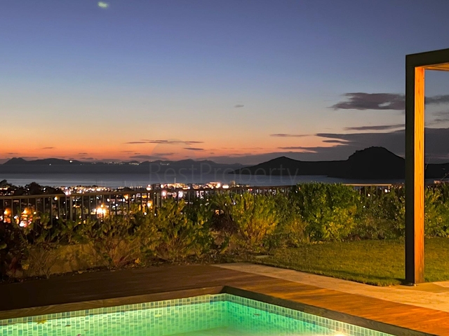 فلل فاخرة - اطلالة بحر - في بودروم 