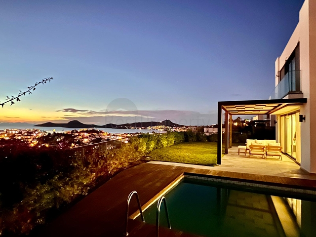 فلل فاخرة - اطلالة بحر - في بودروم 