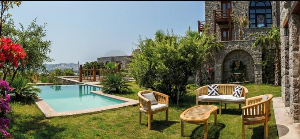 تصميم انيق ومميز - فلل فخمة جدا - في مدينة بودروم الساحرة 