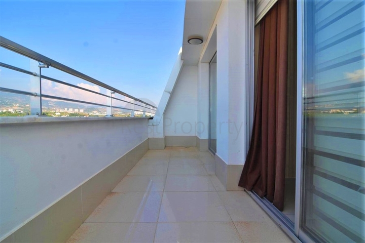 اطلالة بحر - دوبلكس ضمن مجمع فاخر - تصميم 1+2 - مع الاثاث - في كاستل / الانيا 