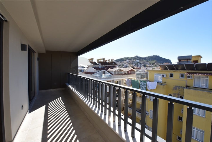 قريبة من شاطئ كليوباترا - دوبلكس 2 غرفة وصالة -ضمن مجمع  حديث - في الانيا 