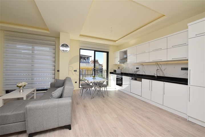 قريبة من شاطئ كليوباترا - دوبلكس 2 غرفة وصالة -ضمن مجمع  حديث - في الانيا 