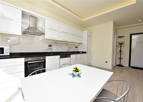 قريبة من شاطئ كليوباترا - دوبلكس 2 غرفة وصالة -ضمن مجمع  حديث - في الانيا 