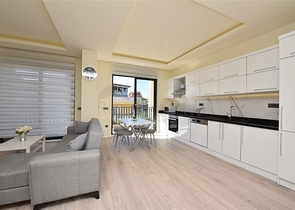 قريبة من شاطئ كليوباترا - دوبلكس 2 غرفة وصالة -ضمن مجمع  حديث - في الانيا 