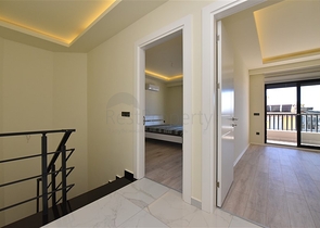 قريبة من شاطئ كليوباترا - دوبلكس 2 غرفة وصالة -ضمن مجمع  حديث - في الانيا 