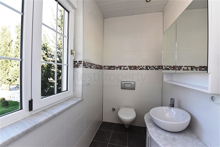 فيلا على البحر - في مدينة الانيا / منطقة غازي باشا - تصميم 3 غرف وصالة - مسبح خاص 