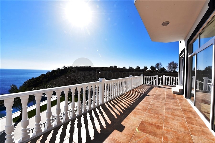 فيلا على البحر - في مدينة الانيا / منطقة غازي باشا - تصميم 3 غرف وصالة - مسبح خاص 