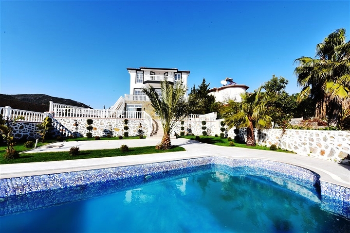 فيلا على البحر - في مدينة الانيا / منطقة غازي باشا - تصميم 3 غرف وصالة - مسبح خاص 