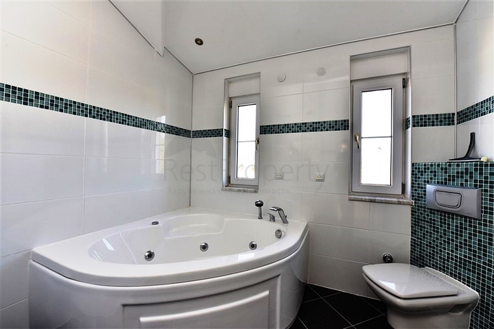 فيلا على البحر - في مدينة الانيا / منطقة غازي باشا - تصميم 3 غرف وصالة - مسبح خاص 