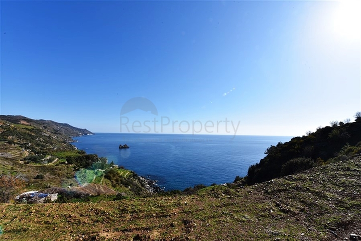 فيلا على البحر - في مدينة الانيا / منطقة غازي باشا - تصميم 3 غرف وصالة - مسبح خاص 