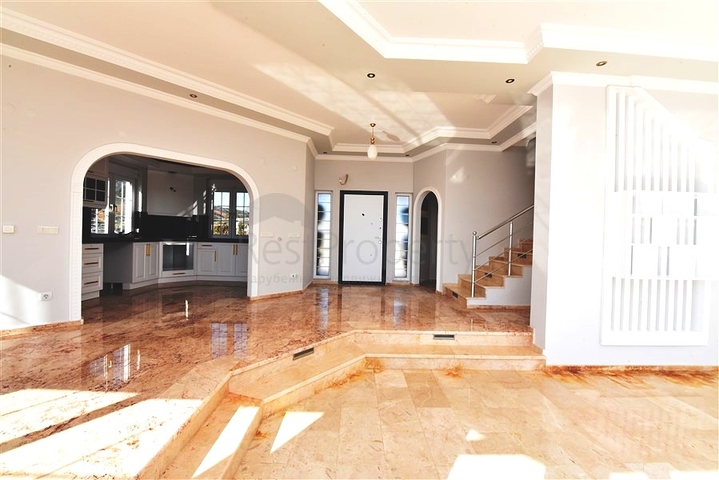 فيلا على البحر - في مدينة الانيا / منطقة غازي باشا - تصميم 3 غرف وصالة - مسبح خاص 