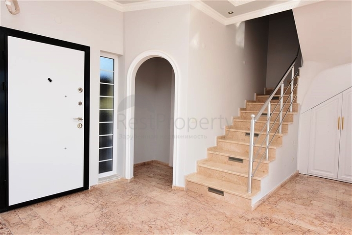 فيلا على البحر - في مدينة الانيا / منطقة غازي باشا - تصميم 3 غرف وصالة - مسبح خاص 