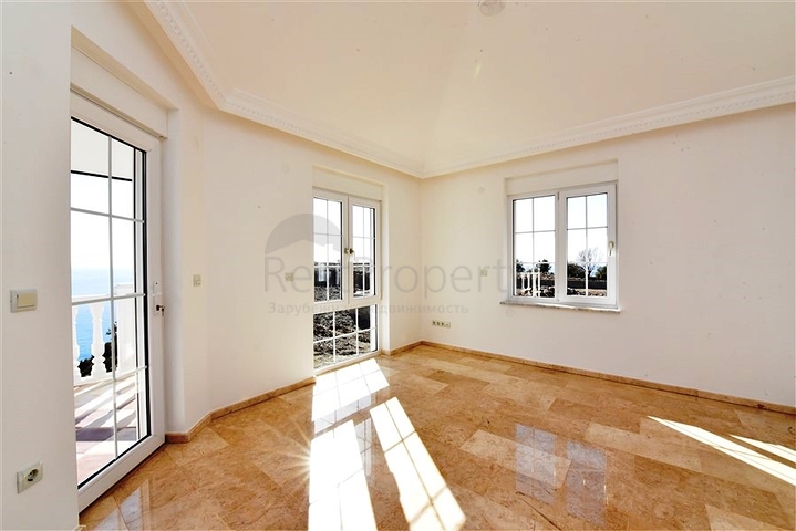 فيلا على البحر - في مدينة الانيا / منطقة غازي باشا - تصميم 3 غرف وصالة - مسبح خاص 