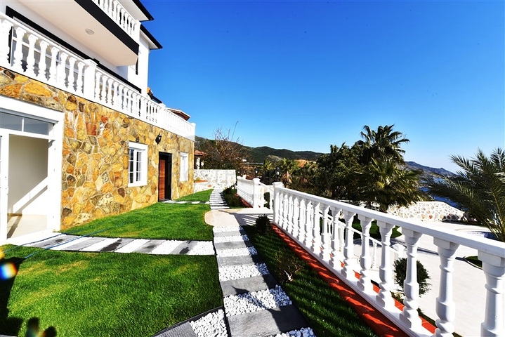 فيلا على البحر - في مدينة الانيا / منطقة غازي باشا - تصميم 3 غرف وصالة - مسبح خاص 