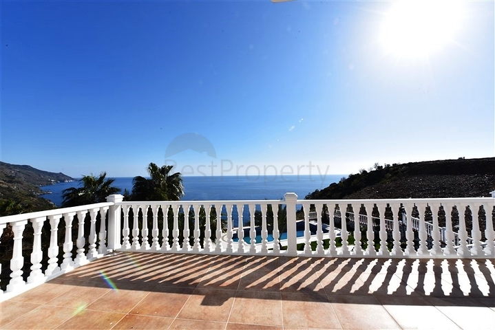 فيلا على البحر - في مدينة الانيا / منطقة غازي باشا - تصميم 3 غرف وصالة - مسبح خاص 