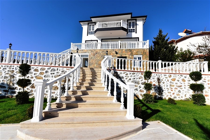 فيلا على البحر - في مدينة الانيا / منطقة غازي باشا - تصميم 3 غرف وصالة - مسبح خاص 