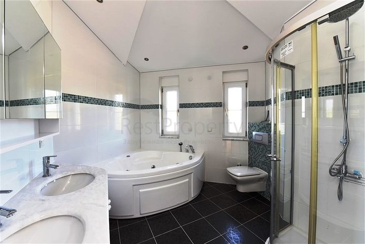 فيلا على البحر - في مدينة الانيا / منطقة غازي باشا - تصميم 3 غرف وصالة - مسبح خاص 