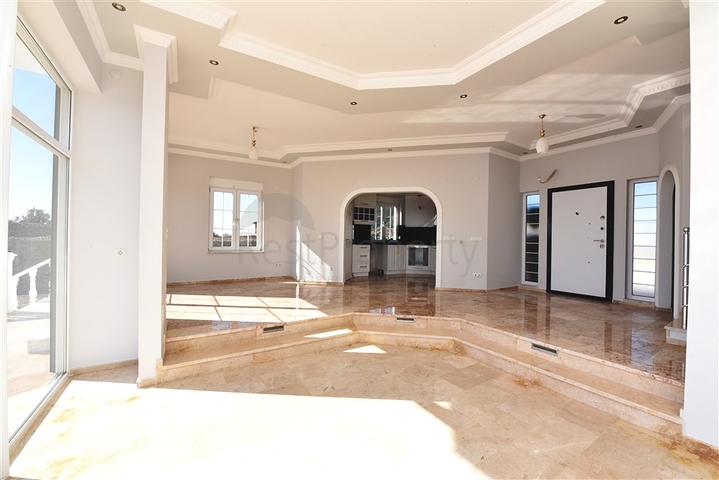 فيلا على البحر - في مدينة الانيا / منطقة غازي باشا - تصميم 3 غرف وصالة - مسبح خاص 