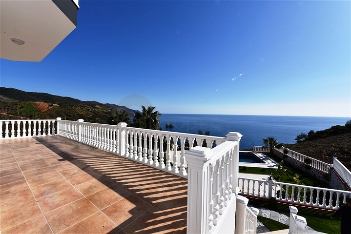 فيلا على البحر - في مدينة الانيا / منطقة غازي باشا - تصميم 3 غرف وصالة - مسبح خاص 