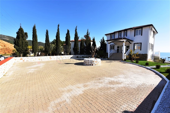 فيلا على البحر - في مدينة الانيا / منطقة غازي باشا - تصميم 3 غرف وصالة - مسبح خاص 