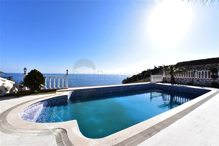 فيلا على البحر - في مدينة الانيا / منطقة غازي باشا - تصميم 3 غرف وصالة - مسبح خاص 