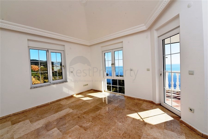 فيلا على البحر - في مدينة الانيا / منطقة غازي باشا - تصميم 3 غرف وصالة - مسبح خاص 