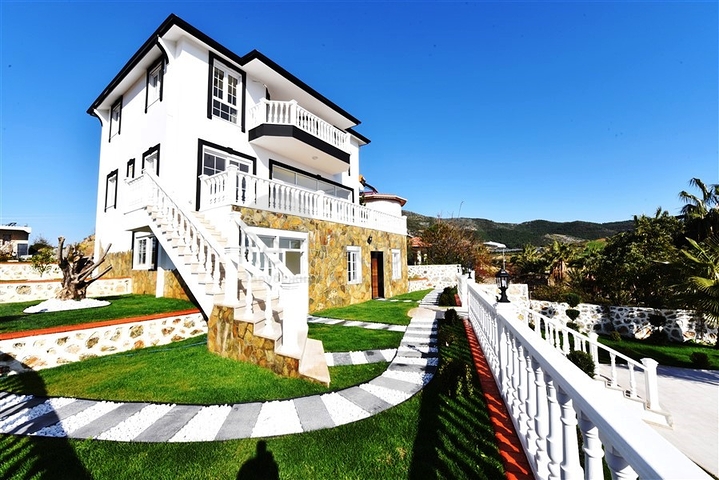 فيلا على البحر - في مدينة الانيا / منطقة غازي باشا - تصميم 3 غرف وصالة - مسبح خاص 