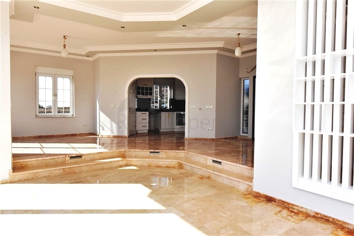 فيلا على البحر - في مدينة الانيا / منطقة غازي باشا - تصميم 3 غرف وصالة - مسبح خاص 