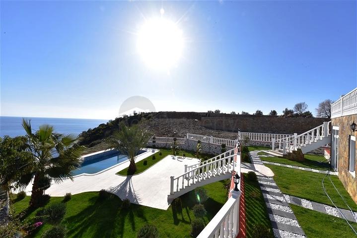 فيلا على البحر - في مدينة الانيا / منطقة غازي باشا - تصميم 3 غرف وصالة - مسبح خاص 