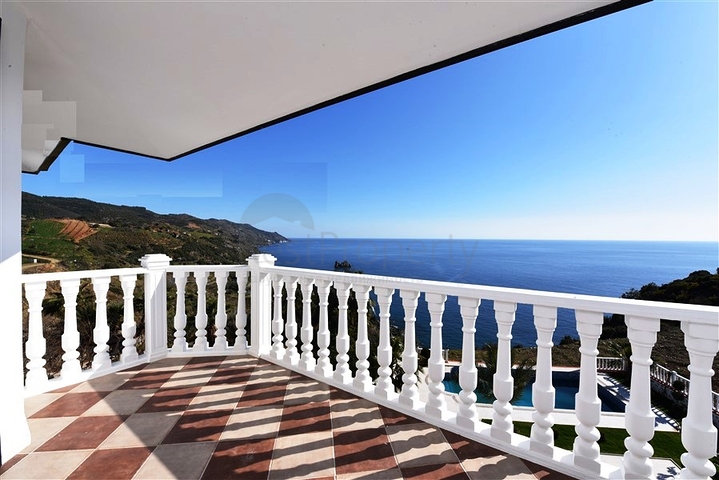 فيلا على البحر - في مدينة الانيا / منطقة غازي باشا - تصميم 3 غرف وصالة - مسبح خاص 