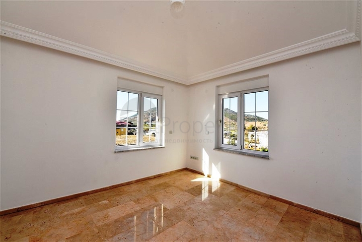 فيلا على البحر - في مدينة الانيا / منطقة غازي باشا - تصميم 3 غرف وصالة - مسبح خاص 