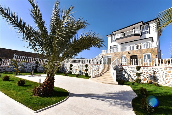 فيلا على البحر - في مدينة الانيا / منطقة غازي باشا - تصميم 3 غرف وصالة - مسبح خاص 