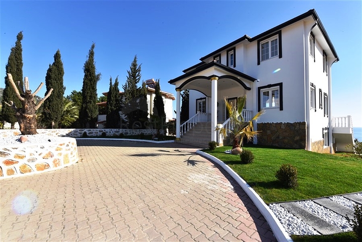 فيلا على البحر - في مدينة الانيا / منطقة غازي باشا - تصميم 3 غرف وصالة - مسبح خاص 