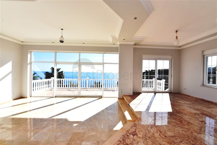 فيلا على البحر - في مدينة الانيا / منطقة غازي باشا - تصميم 3 غرف وصالة - مسبح خاص 